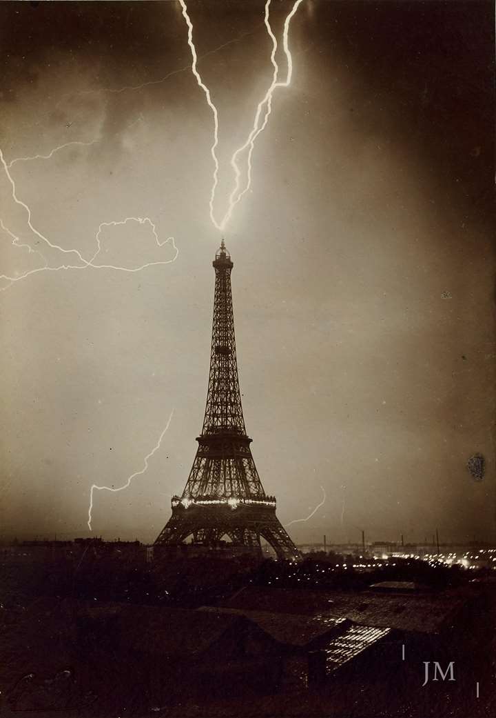 Tour Eiffel foudroyée
